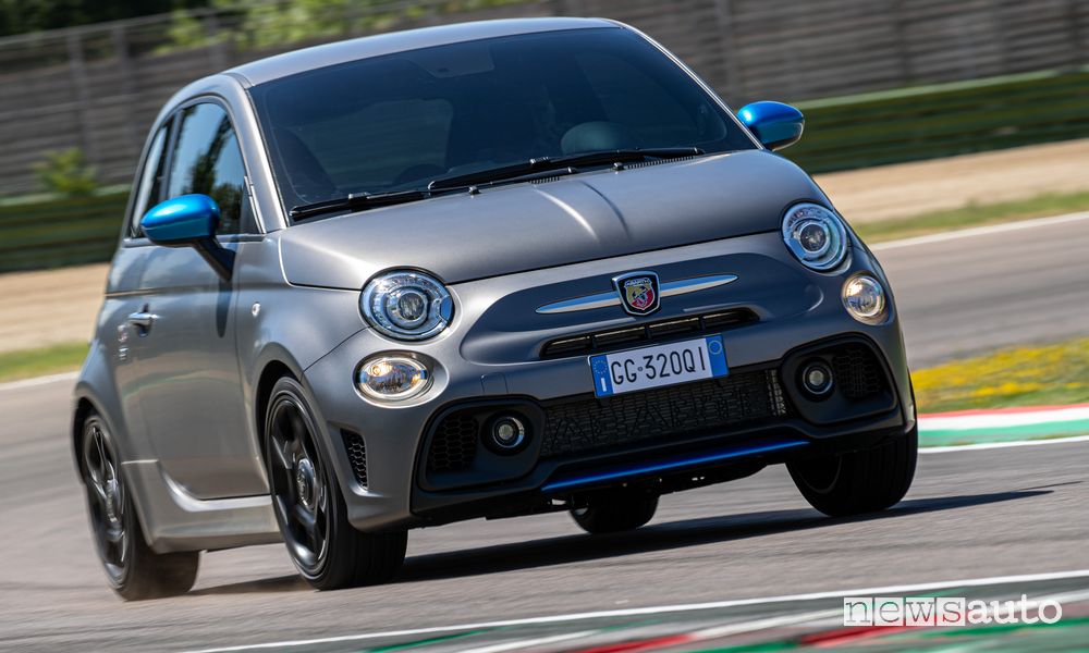 Vista anteriore Abarth F595 in pista