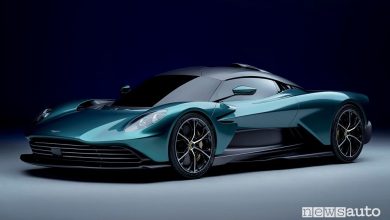Vista di profilo Aston Martin Valhalla