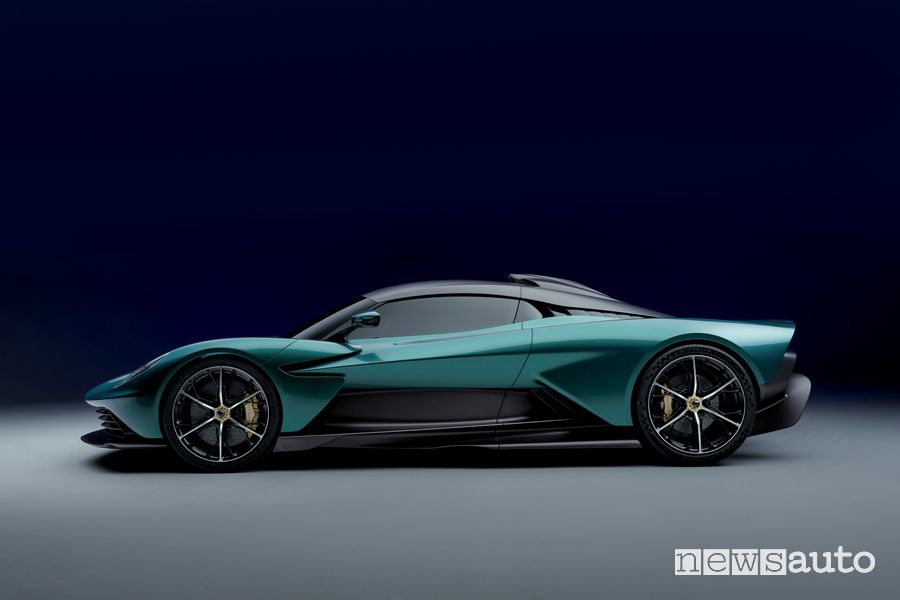 Vista laterale Aston Martin Valhalla