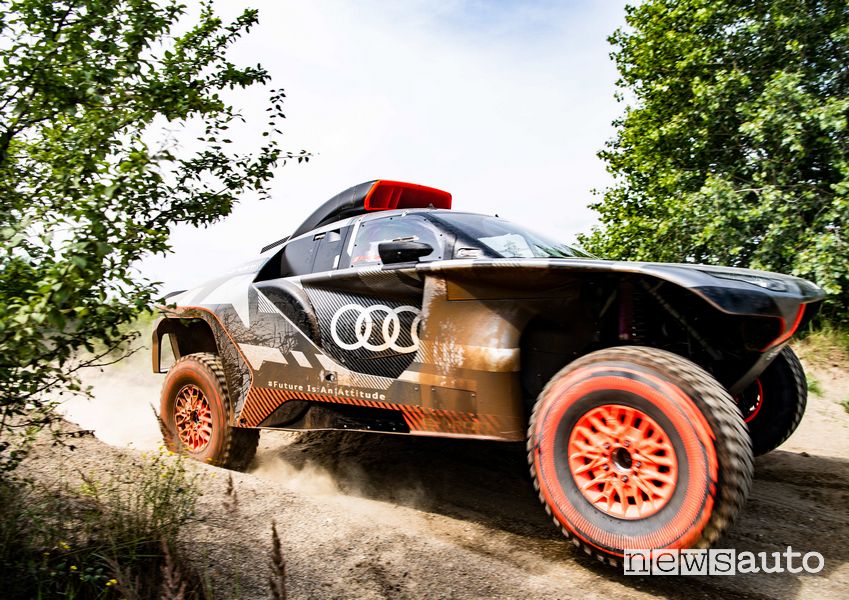 Vista di profilo Audi RS Q e-tron in azione