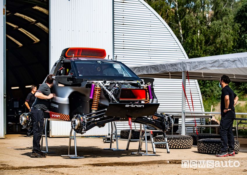 Meccanici al lavoro sull'Audi RS Q e-tron