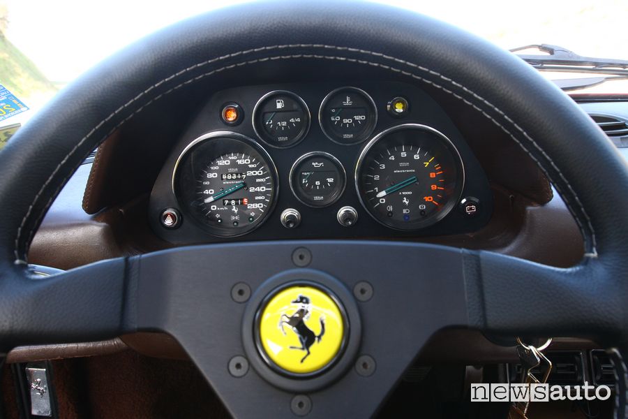 Cruscotto abitacolo Ferrari 308 GTS Magnum P.I.