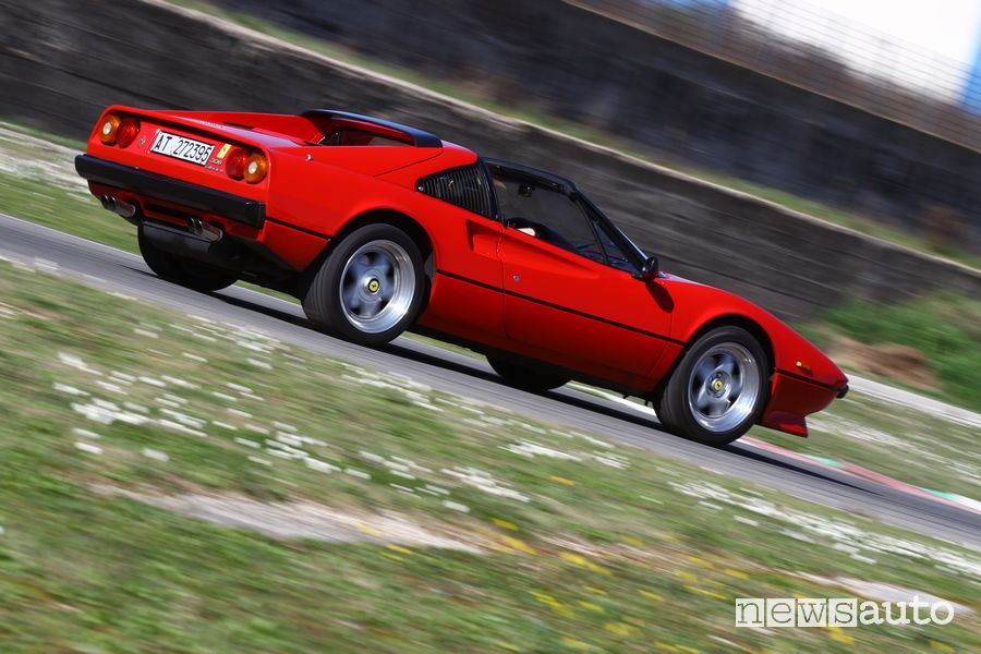 Vista posteriore Ferrari 308 GTS Magnum P.I. in pista all'Isam di Anagni