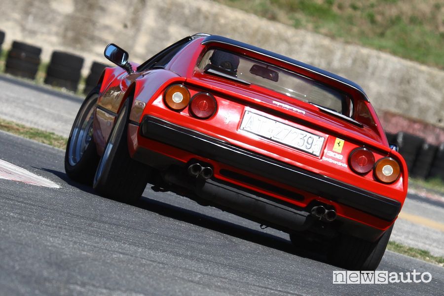Vista posteriore Ferrari 308 GTS Magnum P.I. in pista all'Isam di Anagni
