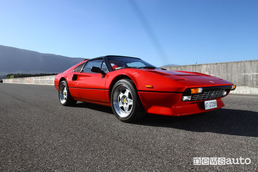 Vista di profilo Ferrari 308 GTS Magnum P.I.