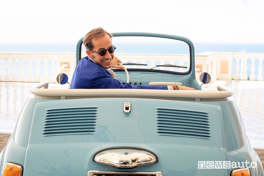 Massimiliano Archiapatti (DG e AD di Hertz Italia) a bordo della Fiat 500 Jolly Icon-e Spiaggina elettrica