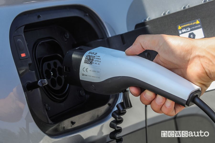 Nuova Hyundai Tucson Plug-in Hybrid in ricarica