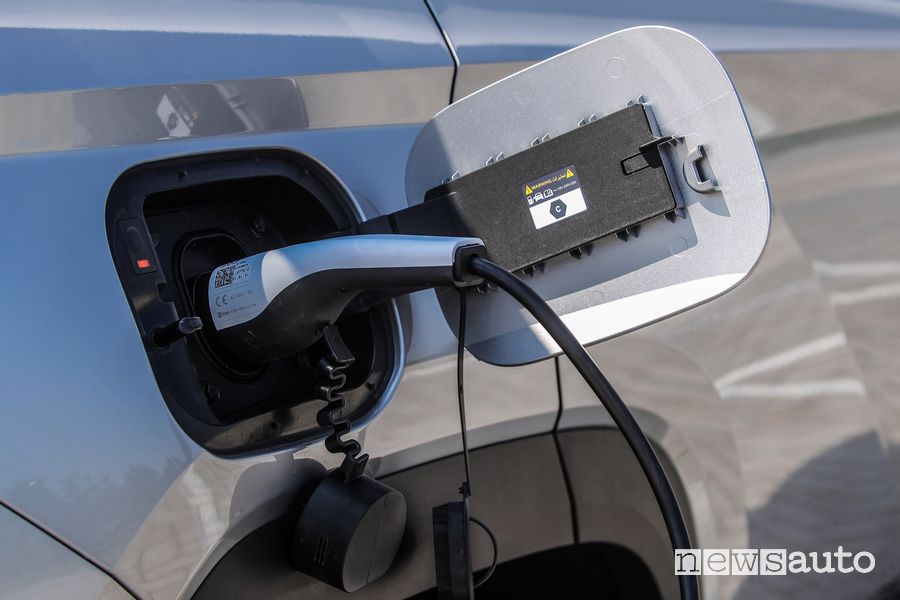 Nuova Hyundai Tucson Plug-in Hybrid in ricarica