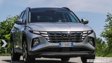 Vista anteriore nuova Hyundai Tucson Plug-in Hybrid su strada