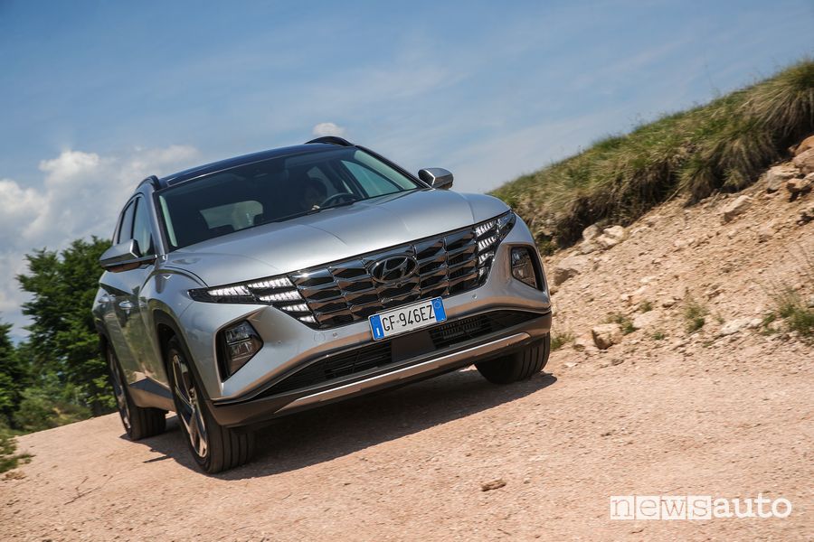 Vista anteriore nuova Hyundai Tucson Plug-in Hybrid sullo sterrato