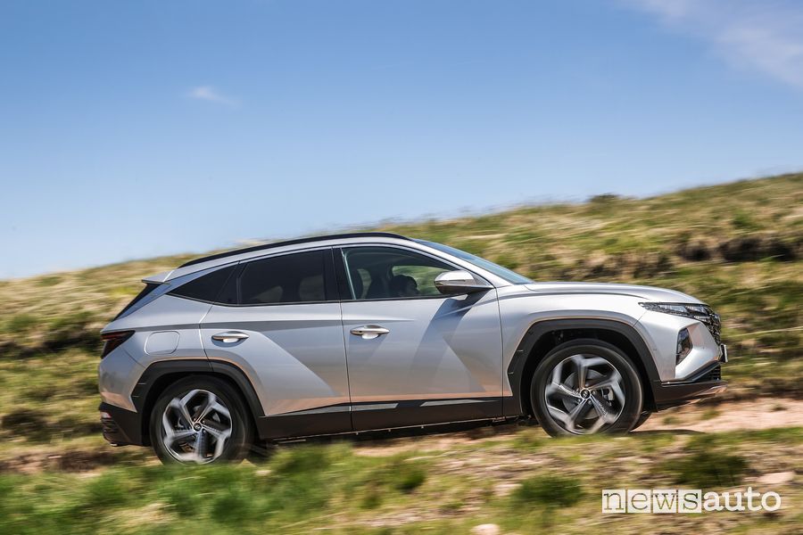 Vista laterale nuova Hyundai Tucson Plug-in Hybrid sullo sterrato