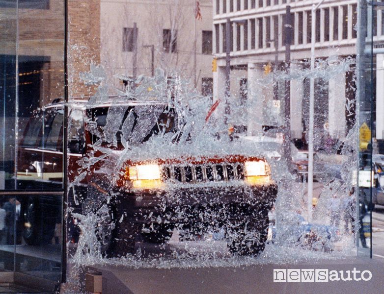 Jeep Grand Cherokee sfonda la vetrata al Salone di Detroit 1992