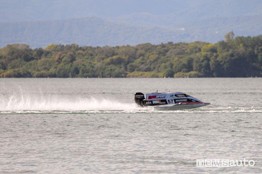 L'imbarcazione da competizione del Rainbow Team di Fabrizio Bocca con DIMSPORT