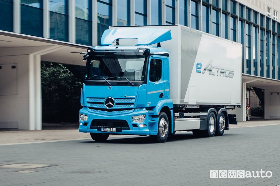 Vista di profilo Mercedes-Benz eActros elettrico su strada