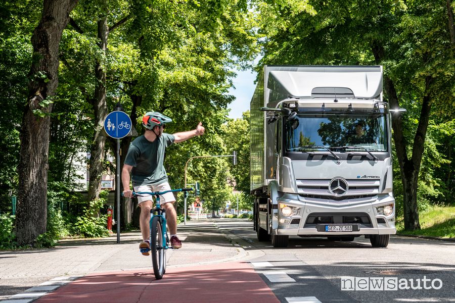 Vista anteriore Mercedes-Benz eActros elettrico su strada