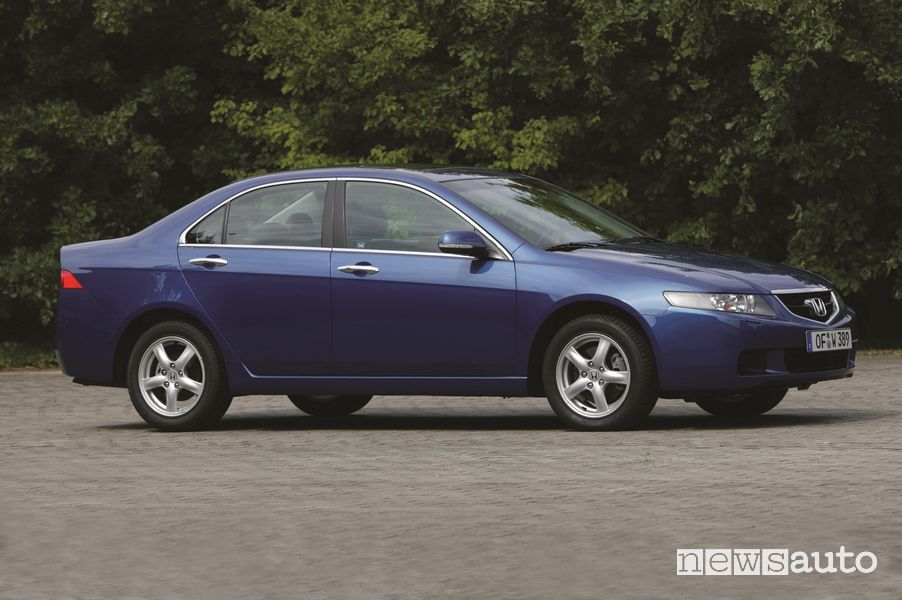 Vista di profilo Honda Accord 2.2 i-CTDi del 2004