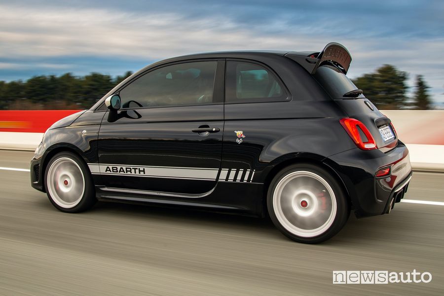Vista posteriore Abarth 695 Esseesse in pista