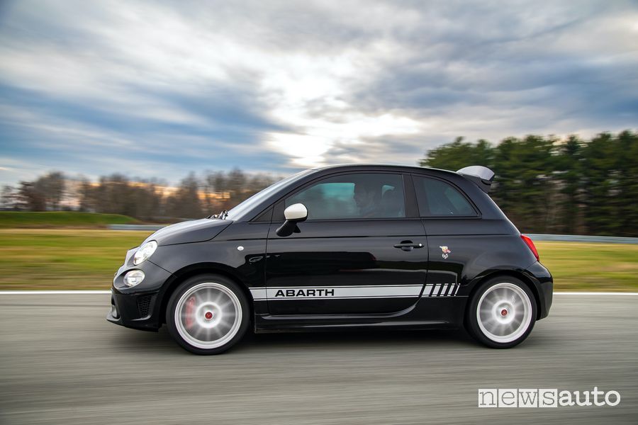 Vista laterale Abarth 695 Esseesse in pista