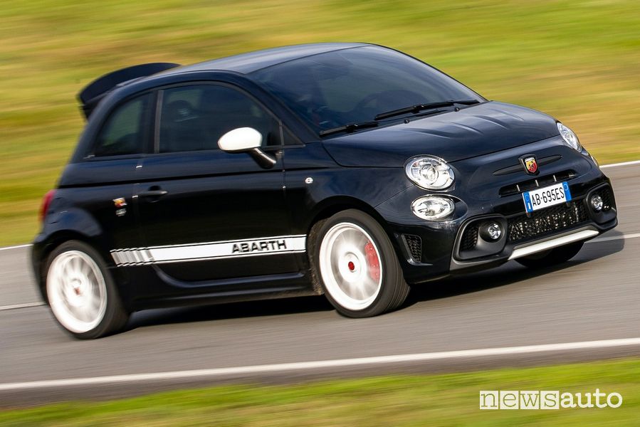 Vista di profilo Abarth 695 Esseesse in pista