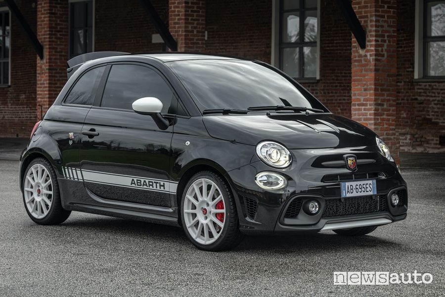 Vista di profilo Abarth 695 Esseesse