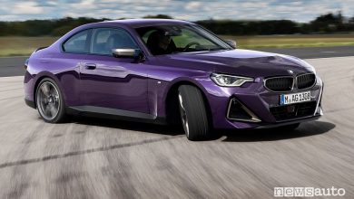 BMW Serie 2 M240i xDrive Coupé in pista in derapata