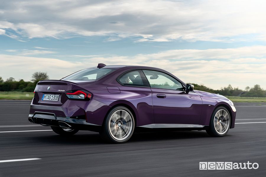 Vista posteriore BMW Serie 2 M240i xDrive Coupé in pista