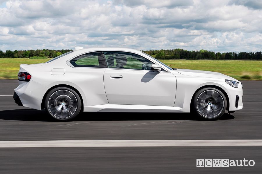 Vista laterale nuova BMW Serie 2 220i Coupé in pista