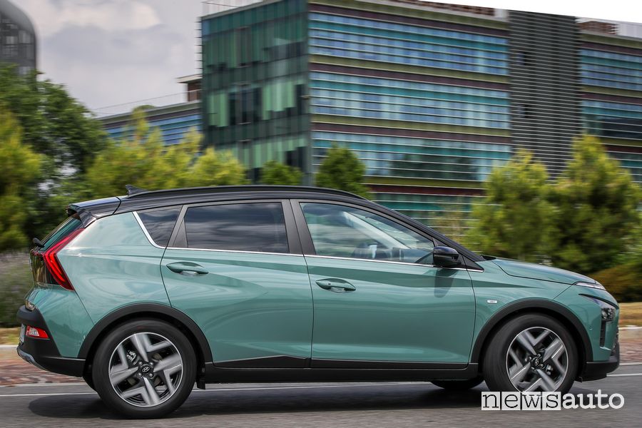 Vista laterale nuova Hyundai Bayon su strada