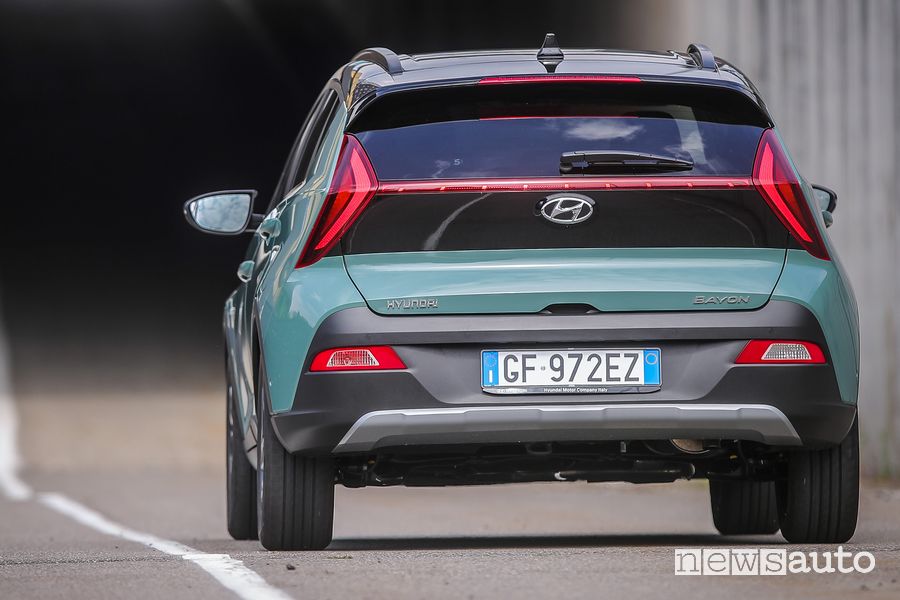 Vista posteriore nuova Hyundai Bayon su strada