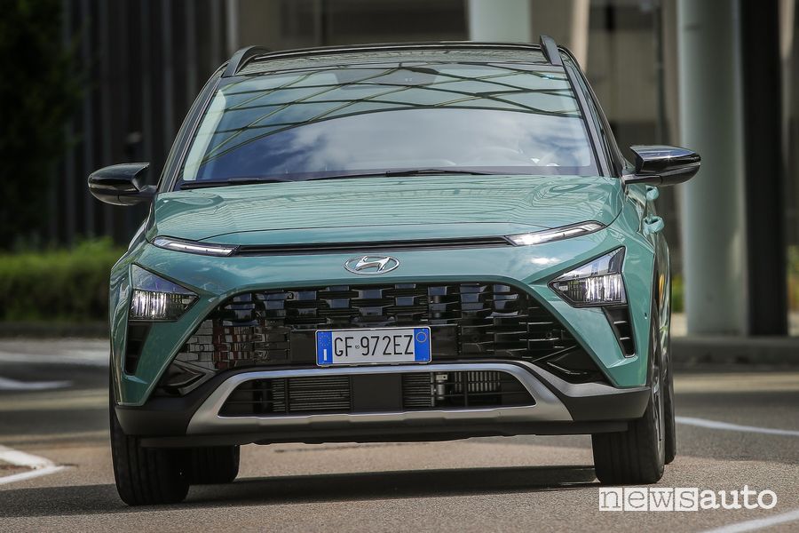 Vista anteriore nuova Hyundai Bayon su strada