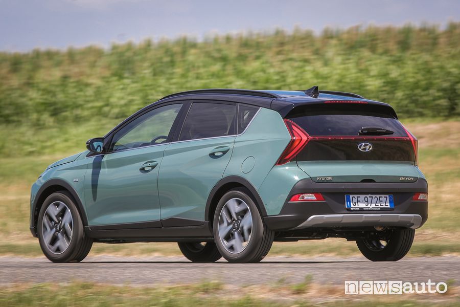 Vista posteriore nuova Hyundai Bayon su strada