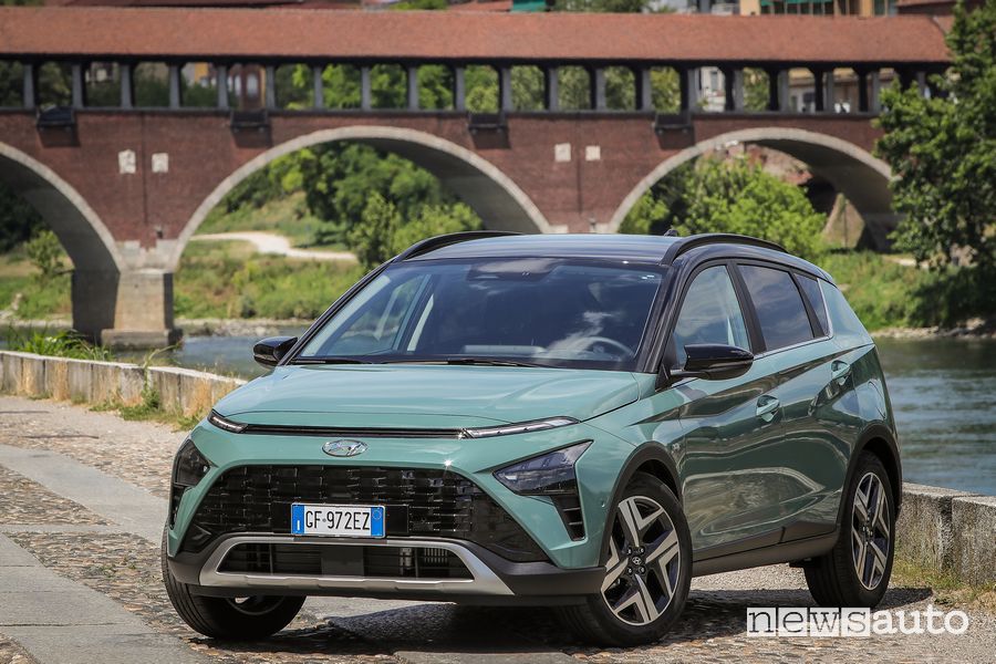 Vista di profilo nuova Hyundai Bayon