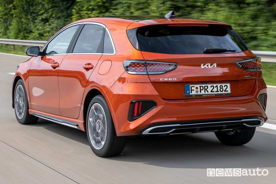 Vista posteriore nuova Kia Ceed GT Line su strada