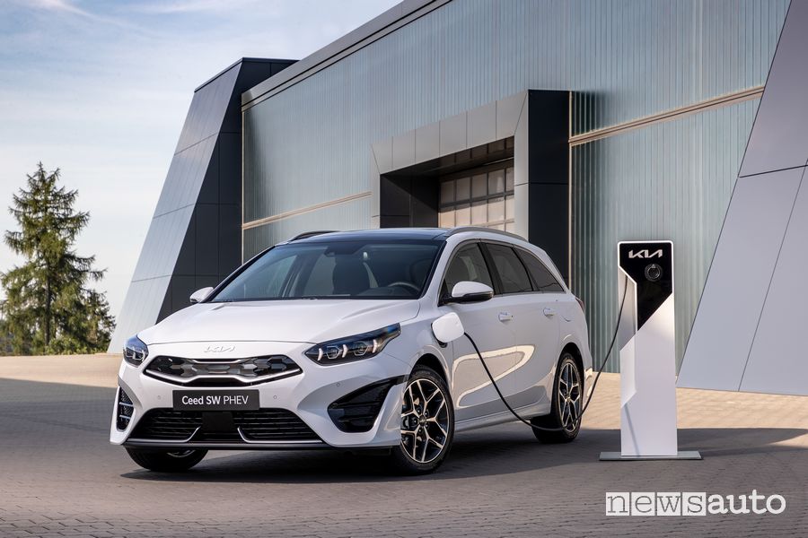 Nuova Kia Ceed SW ibrida plug-in PHEV in ricarica