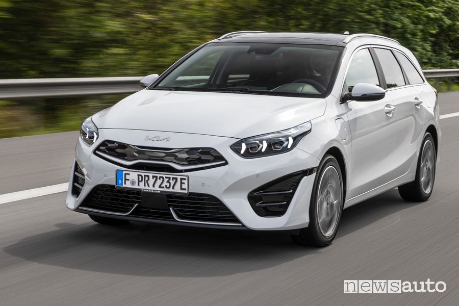 Vista di profilo nuova Kia Ceed SW ibrida plug-in PHEV su strada