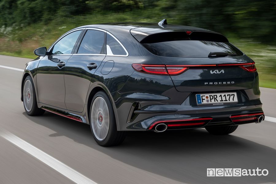 Vista posteriore nuova Kia ProCeed GT su strada