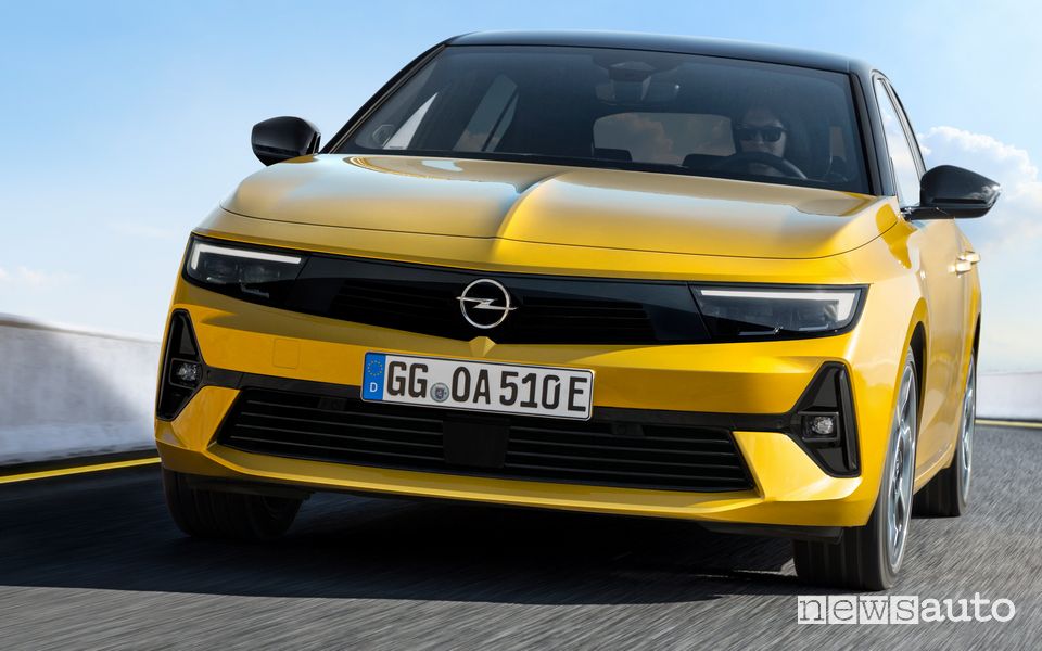 Vista anteriore nuova Opel Astra su strada