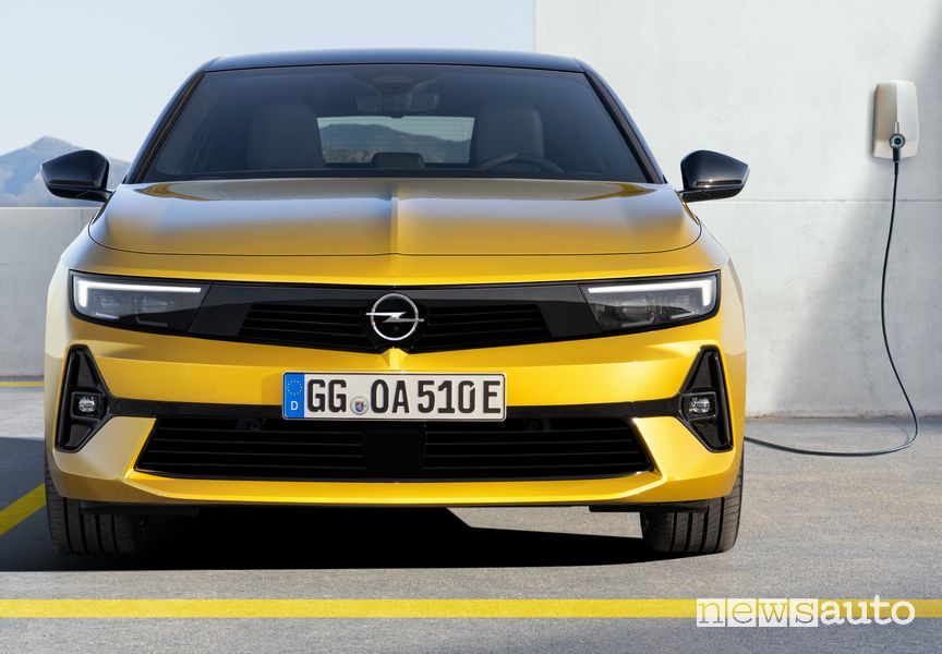 Nuova Opel Astra ibrida plug-in in ricarica