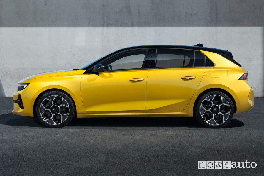 Vista laterale nuova Opel Astra