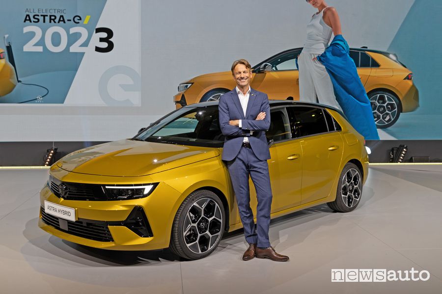 CEO Uwe Hochgeschurtz ha presentato la nuova Opel Astra
