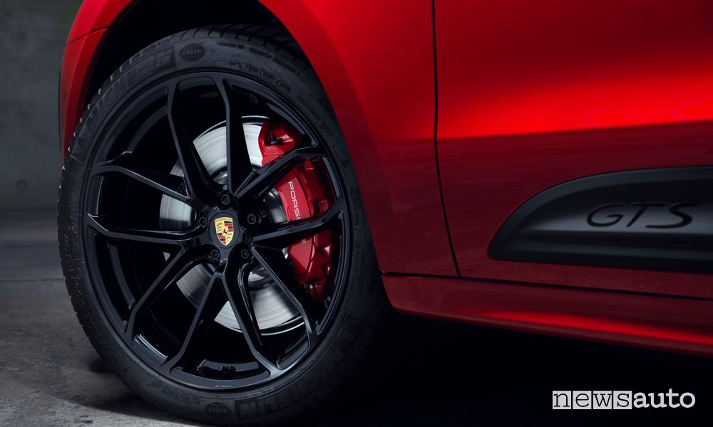 Cerchi in lega Porsche Macan GTS rossa