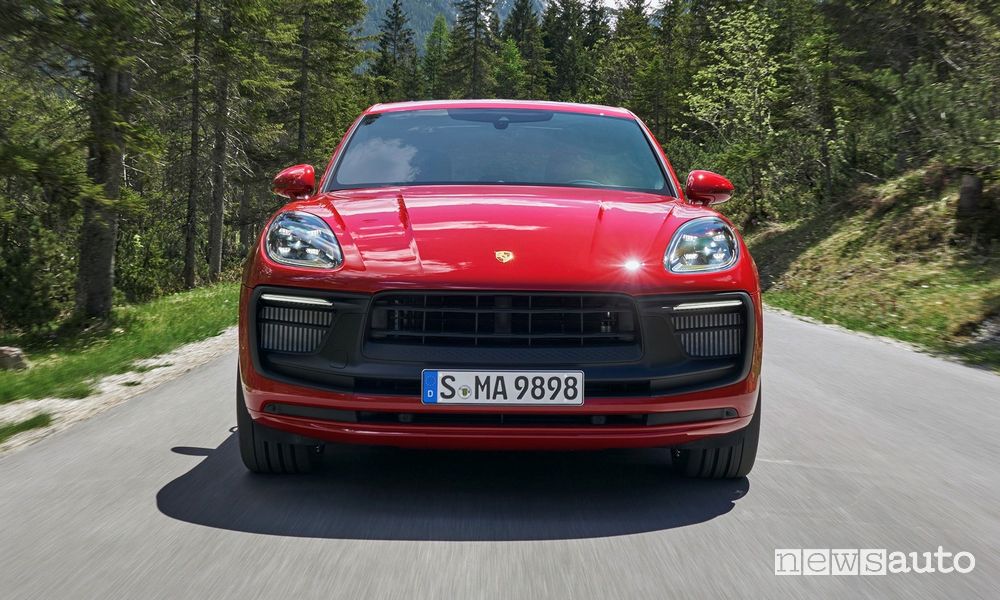 Vista anteriore Porsche Macan GTS rossa su strada