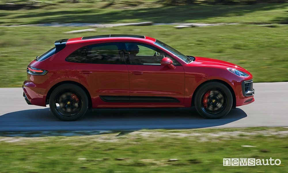 Vista laterale Porsche Macan GTS rossa su strada