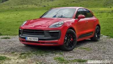 Vista di profilo Porsche Macan GTS rossa