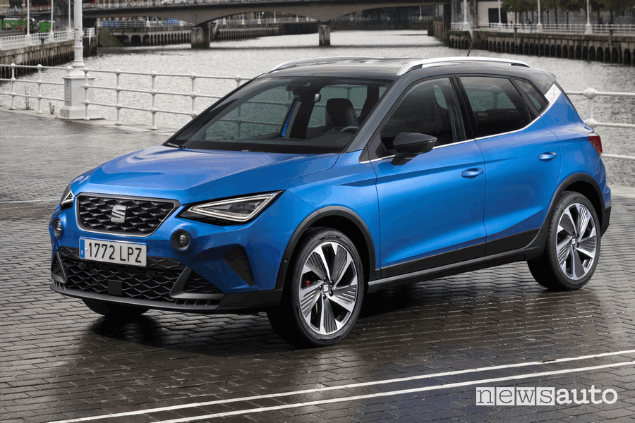 Vista di profilo nuova Seat Arona FR