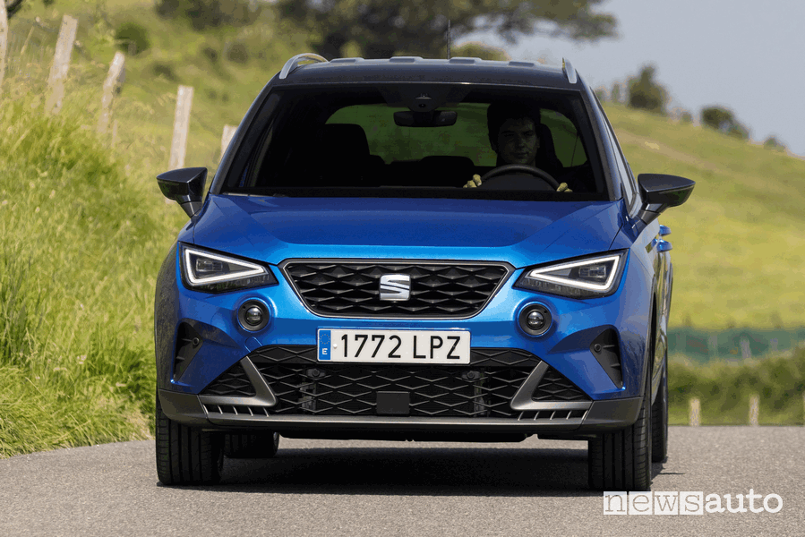 Vista anteriore nuova Seat Arona FR su strada