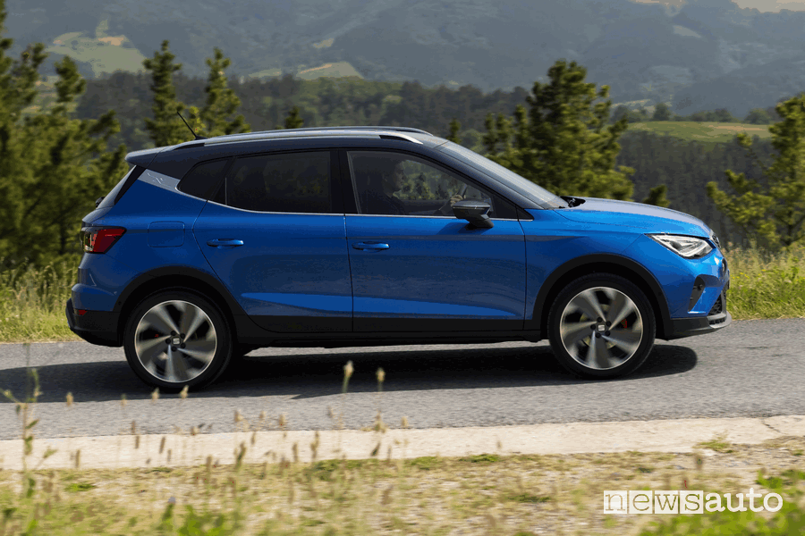 Vista laterale nuova Seat Arona FR su strada