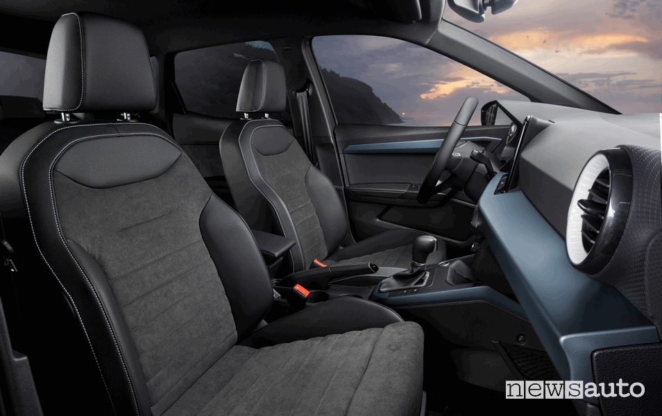 Sedili anteriori abitacolo nuova Seat Arona Xperience