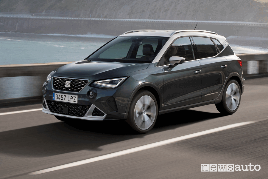 Vista di profilo nuova Seat Arona Xperience su strada