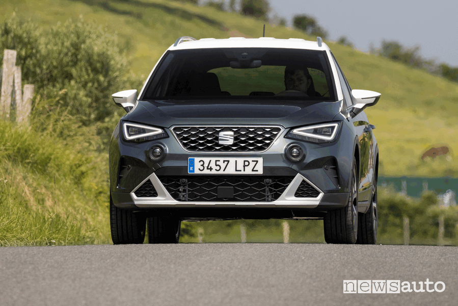 Vista anteriore nuova Seat Arona Xperience su strada